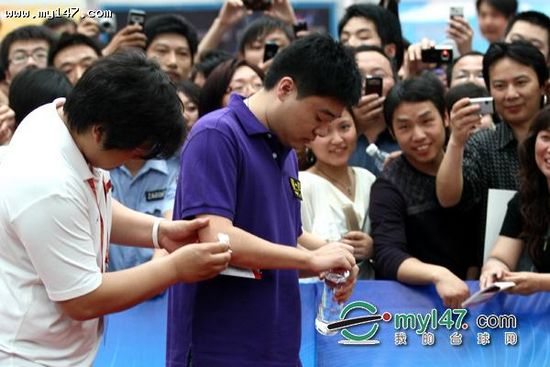 四體會推廣活動記者鬧場 丁俊暉被鏡頭撞傷