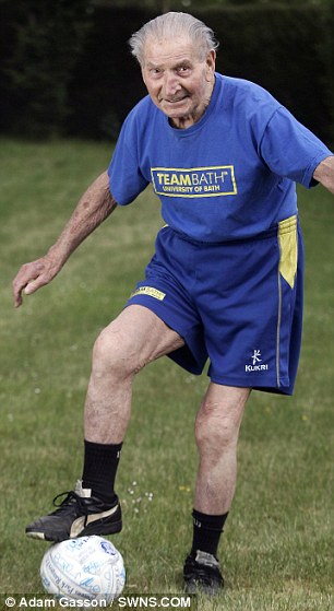 世界最老足球教練93歲退休 執(zhí)教73年訓練9000多人