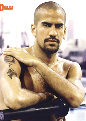 足球流氓與國腳同機飛南非 費用疑足協“贊助”