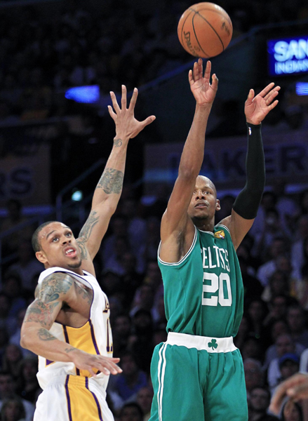 NBA：雷•阿倫三分破紀錄 綠衫軍苦勝湖人扳平總分