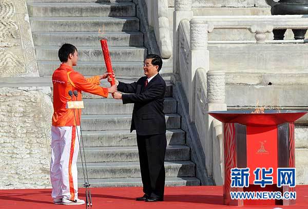 胡錦濤出席亞運會火炬點燃暨火炬?zhèn)鬟f活動啟動儀式