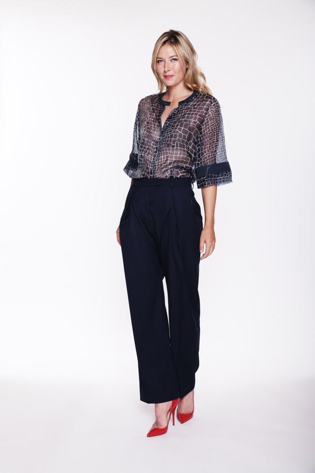 眾球星拍攝寫(xiě)真 莎娃領(lǐng)銜沃茲大秀美背