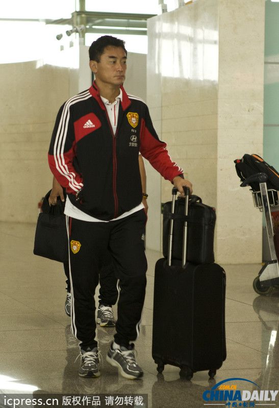 國足集結出征東亞杯 隊員睡眼惺忪略顯疲憊